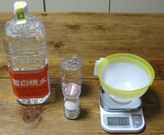 三種混合ラーメン、かん水と水を計量
